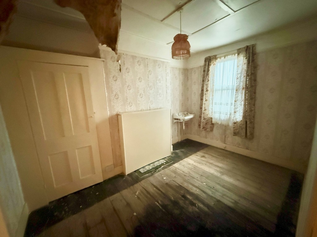 Lot: 40 - THREE STOREY HOUSE WITH POTENTIAL FOR SUB-DIVISION - First floor bedroom two